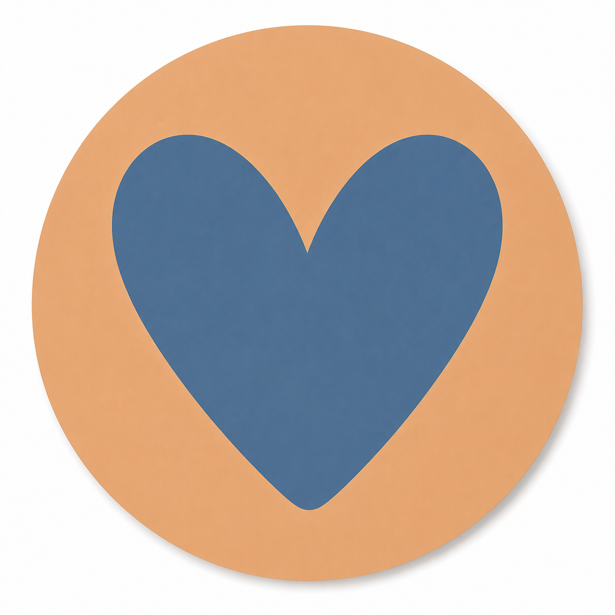 Assise en contreplaqué bouleau et linoléum motif coeur bleu sur fond beige. Produit fabriqué par Hey Ben !, atelier d'ébénisterie à Loix sur l'île de ré