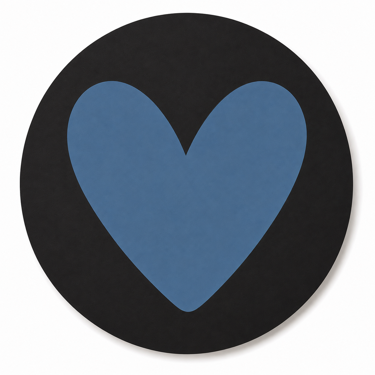 Assise en contreplaqué bouleau et linoléum motifcoeur bleu sur fond noir. Produit fabriqué par Hey Ben !, atelier d'ébénisterie à Loix sur l'île de ré