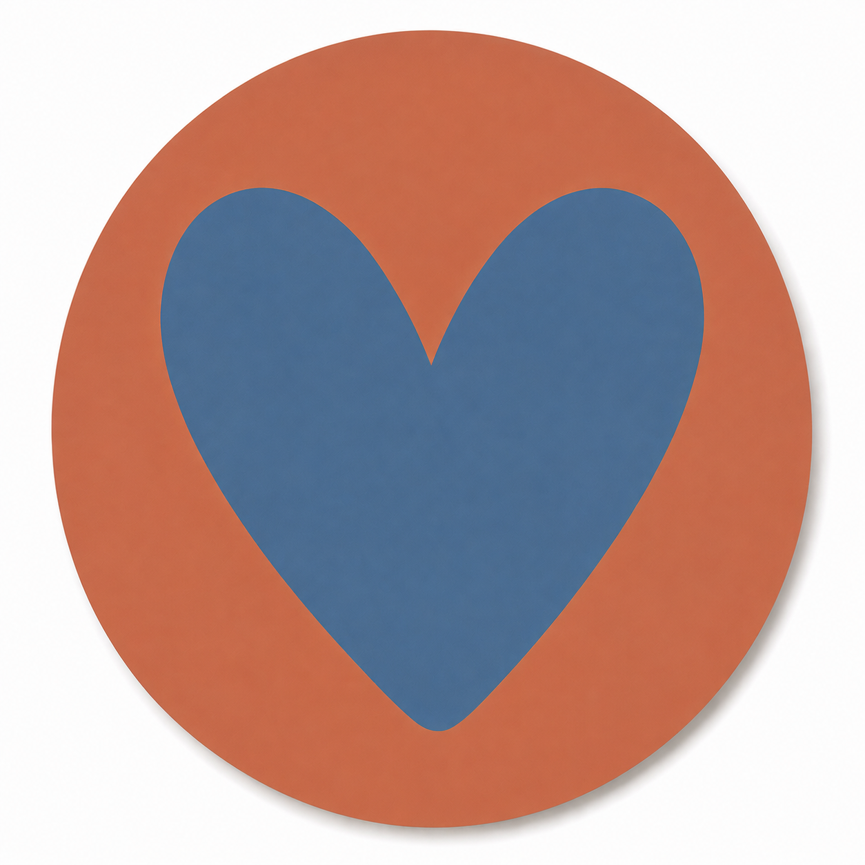 Assise en contreplaqué bouleau et linoléum motif coeur bleu sur fond rouge terracotta. Produit fabriqué par Hey Ben !, atelier d'ébénisterie à Loix sur l'île de ré