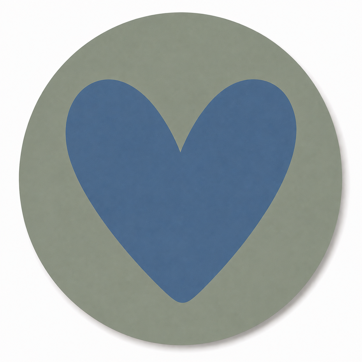 Assise en contreplaqué bouleau et linoléum motif coeur bleu sur fond vert sauge. Produit fabriqué par Hey Ben !, atelier d'ébénisterie à Loix sur l'île de ré
