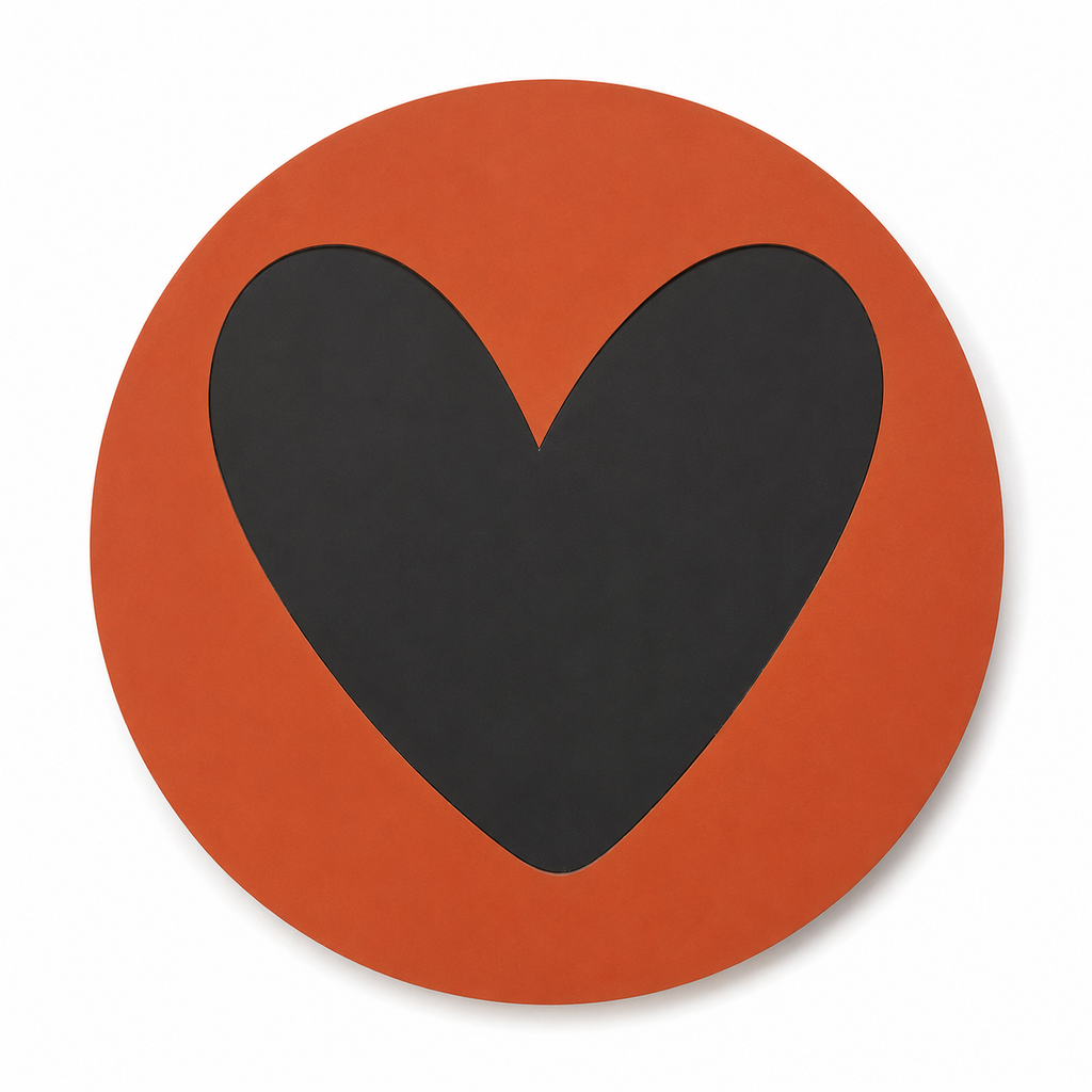Assise en contreplaqué bouleau et linoléum motif coeur noir sur fond rouge terracotta. Produit fabriqué par Hey Ben !, atelier d'ébénisterie à Loix sur l'île de ré