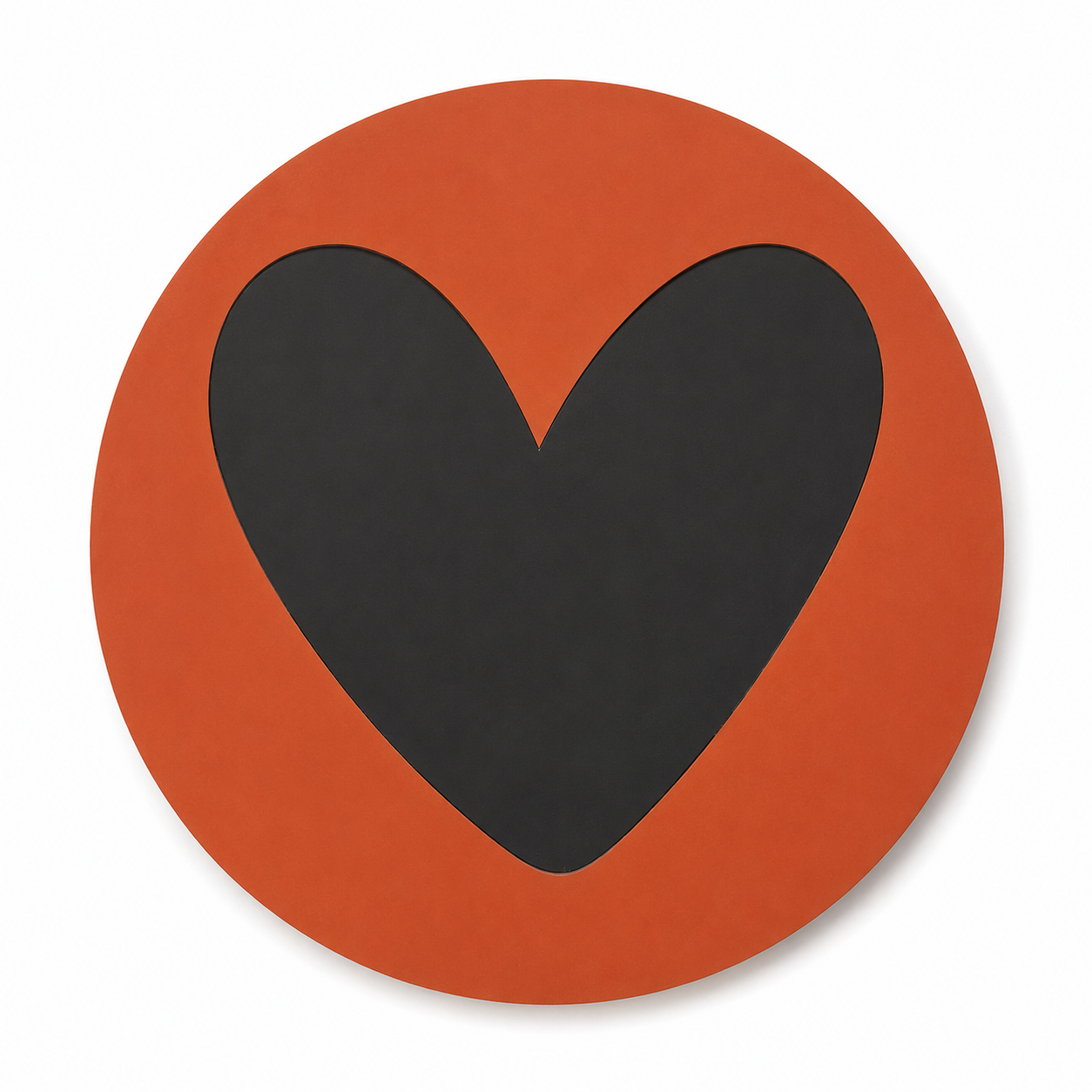 Assise en contreplaqué bouleau et linoléum motif coeur noir sur fond rouge terracotta. Produit fabriqué par Hey Ben !, atelier d'ébénisterie à Loix sur l'île de ré