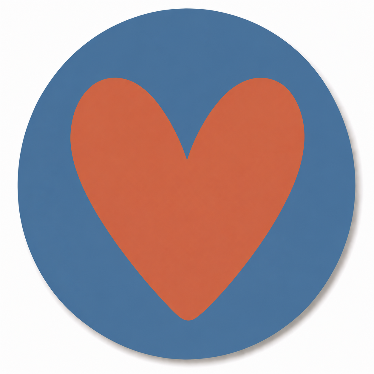 Assise en contreplaqué bouleau et linoléum motif coeur rouge sur fond bleu. Produit fabriqué par Hey Ben !, atelier d'ébénisterie à Loix sur l'île de ré