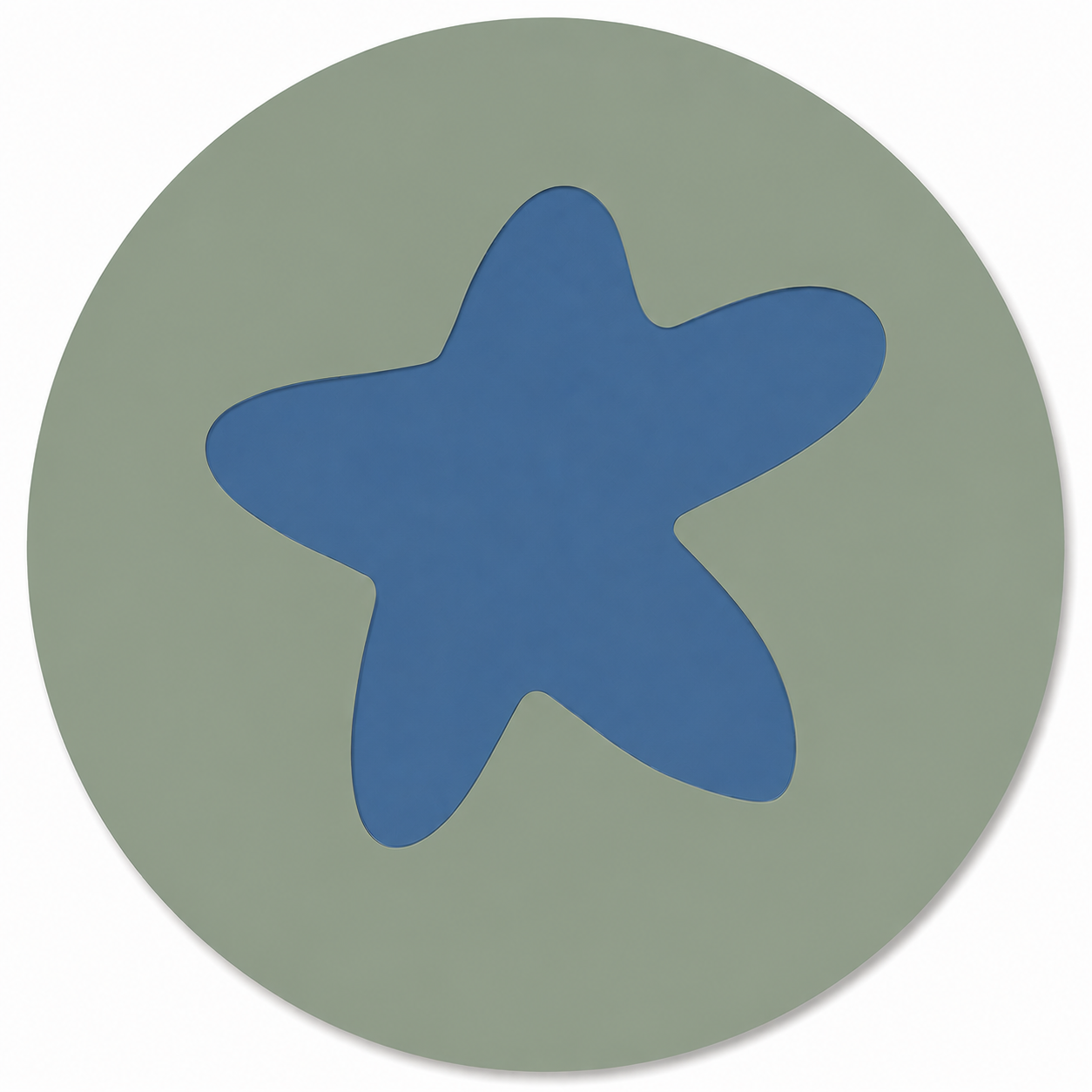 Assise en contreplaqué bouleau et linoléum motif "étoile" bleu sur fond vert sauge. Produit fabriqué par Hey Ben !, atelier d'ébénisterie à Loix sur l'île de ré fondé par Benoît Maltier