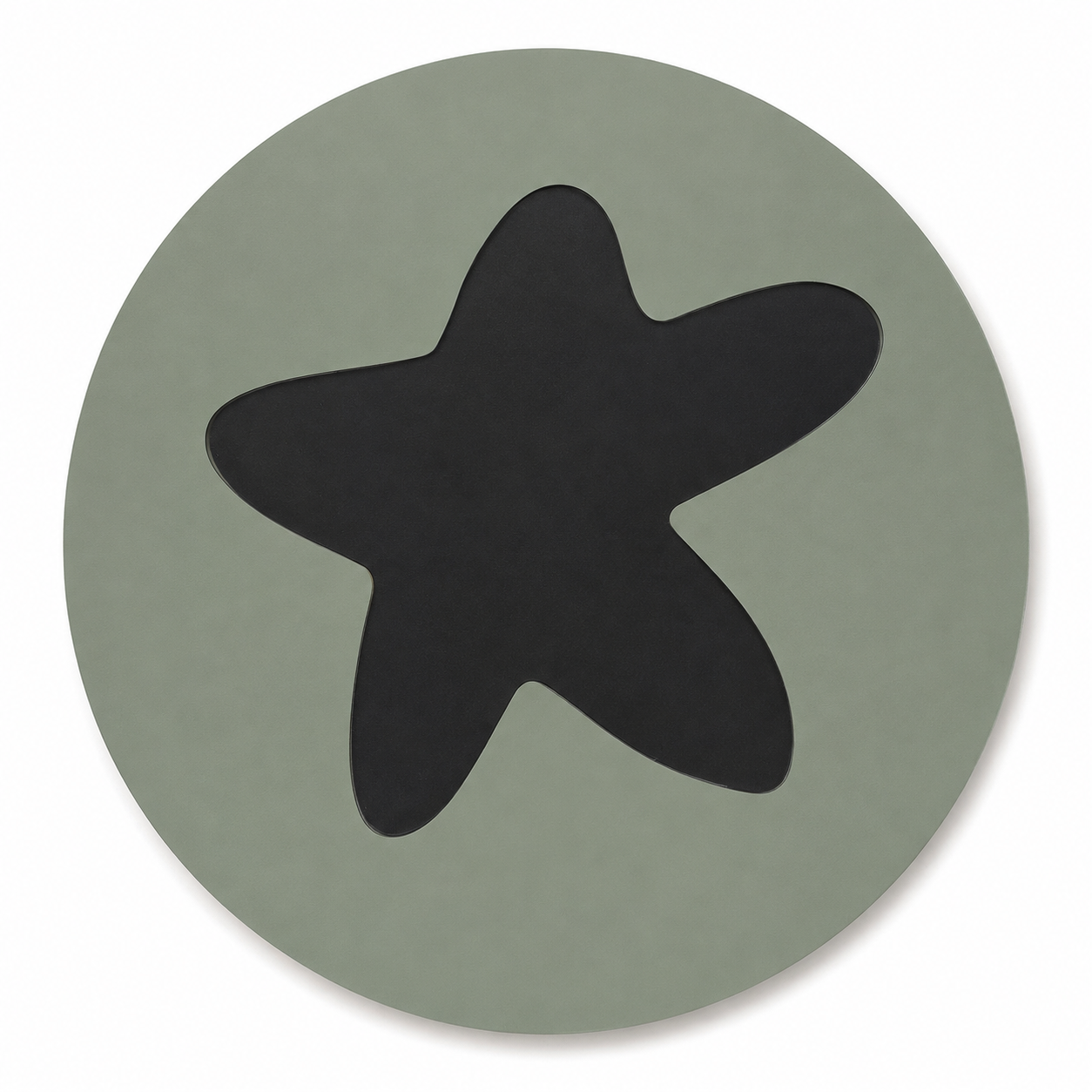 Assise en contreplaqué bouleau et linoléum motif étoile noire sur fond vert sauge. Produit fabriqué par Hey Ben !, atelier d'ébénisterie à Loix sur l'île de ré