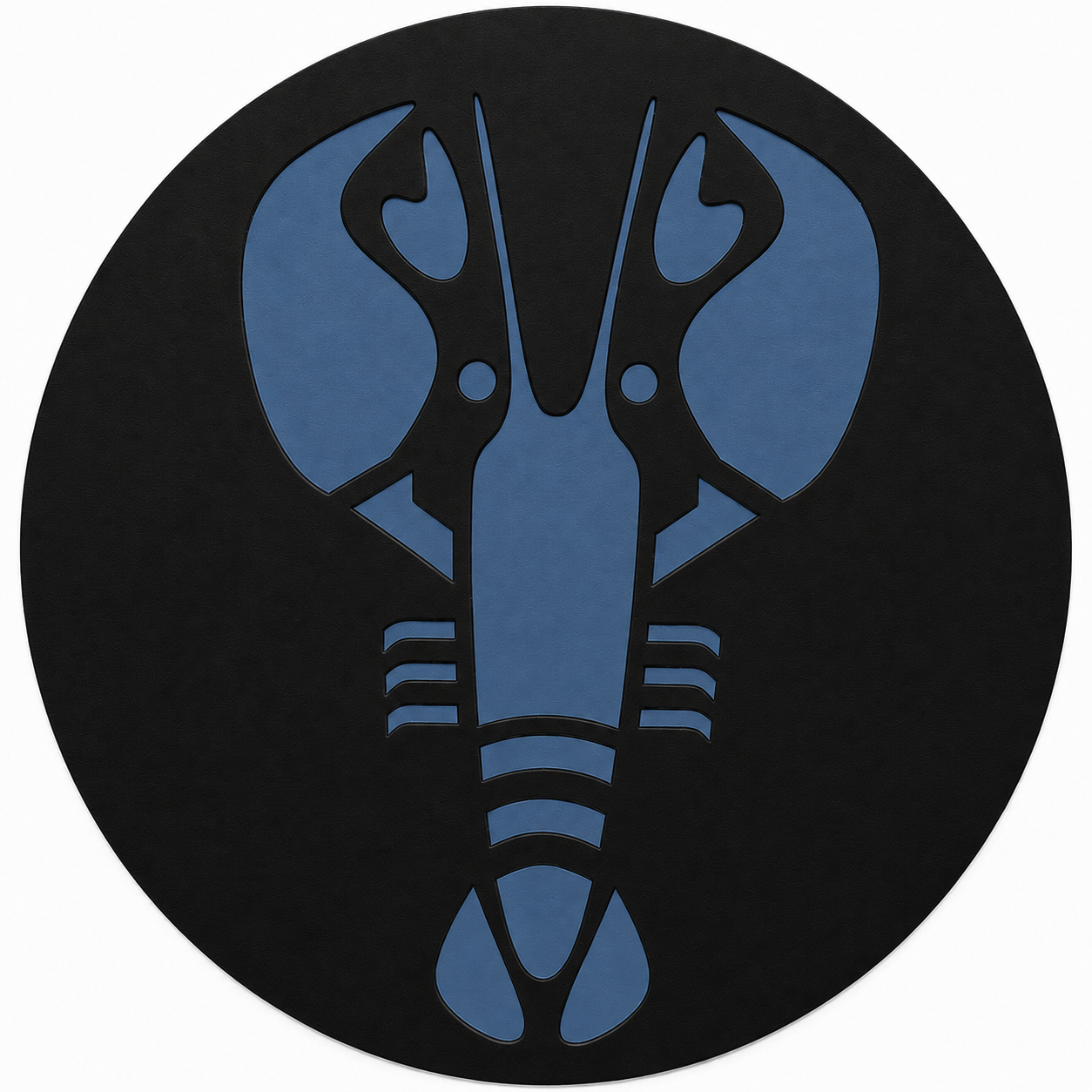 Assise en contreplaqué bouleau et linoléum motif homard bleu sur fond noir. Produit fabriqué par Hey Ben !, atelier d'ébénisterie à Loix sur l'île de ré fondé par Benoît Maltier