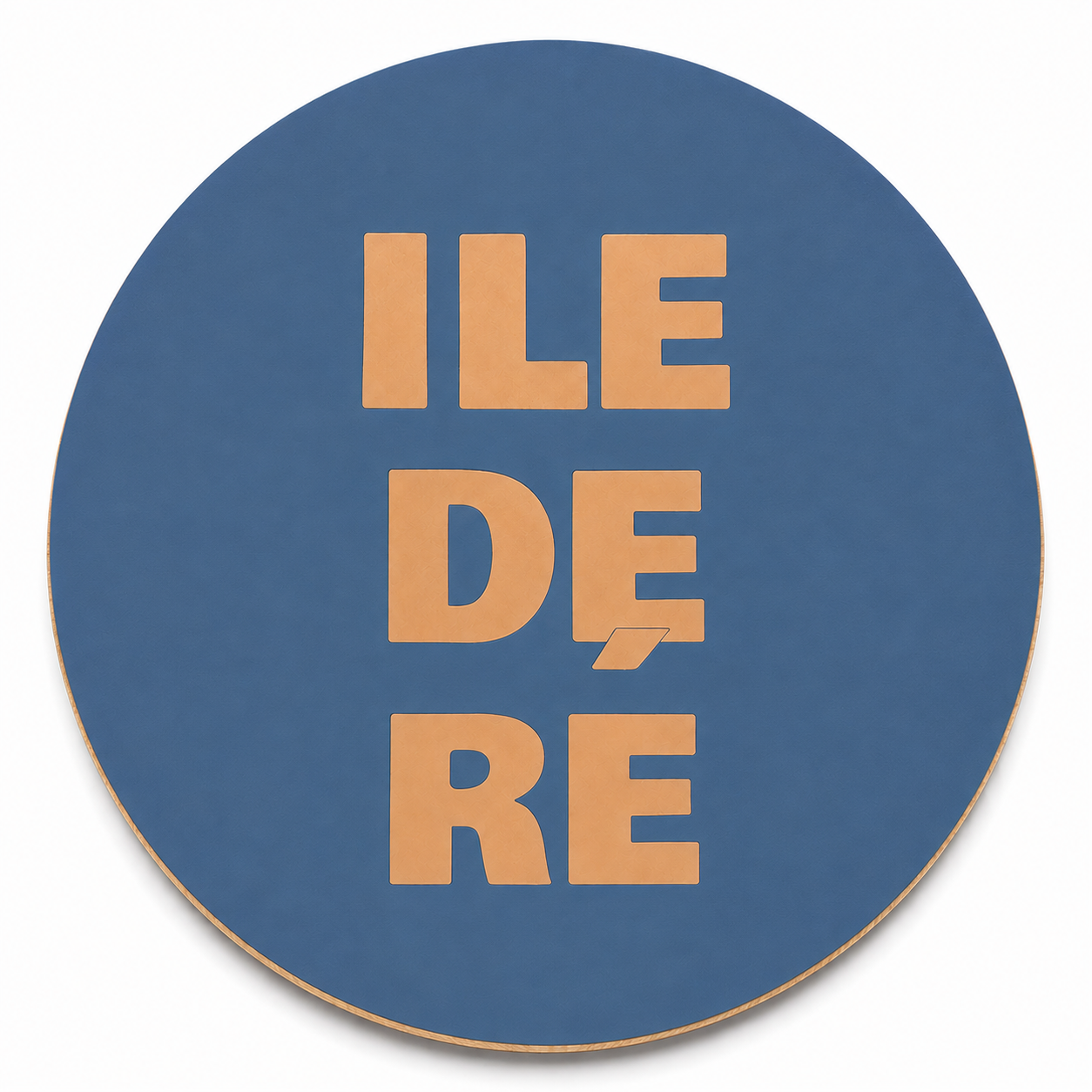 Assise en contreplaqué bouleau et linoléum motif "ile de ré" beige  sur fond bleu. Produit fabriqué par Hey Ben !, atelier d'ébénisterie à Loix sur l'île de ré fondé par Benoît Maltier