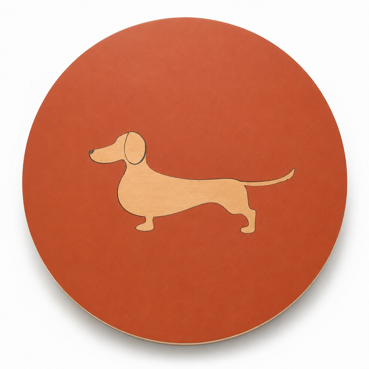 Assise en contreplaqué bouleau et linoléum motif teckel beige  sur fond rouge. Produit fabriqué par Hey Ben !, atelier d'ébénisterie à Loix sur l'île de ré fondé par Benoît Maltier