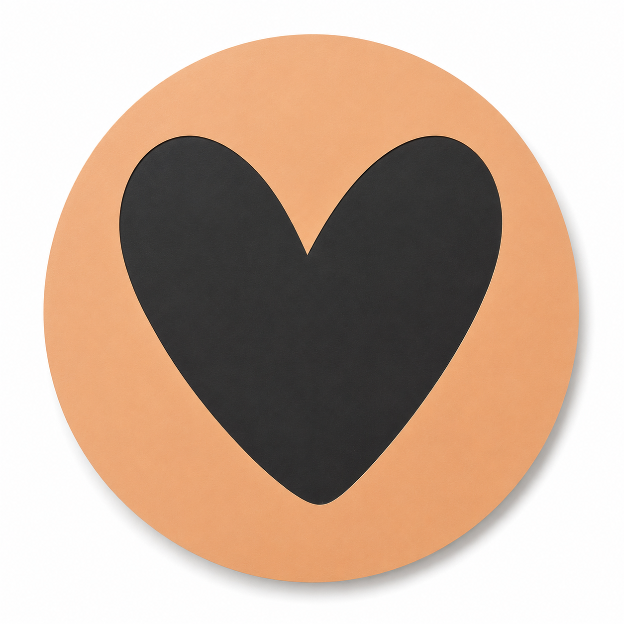 Assise en contreplaqué bouleau et linoléum motif coeur noir sur fond beige. Produit fabriqué par Hey Ben !, atelier d'ébénisterie à Loix sur l'île de ré
