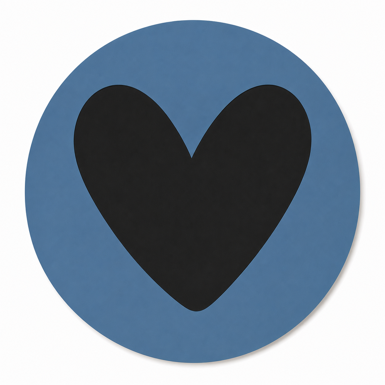 Assise en contreplaqué bouleau et linoléum motif coeur noir sur fond bleu. Produit fabriqué par Hey Ben !, atelier d'ébénisterie à Loix sur l'île de ré