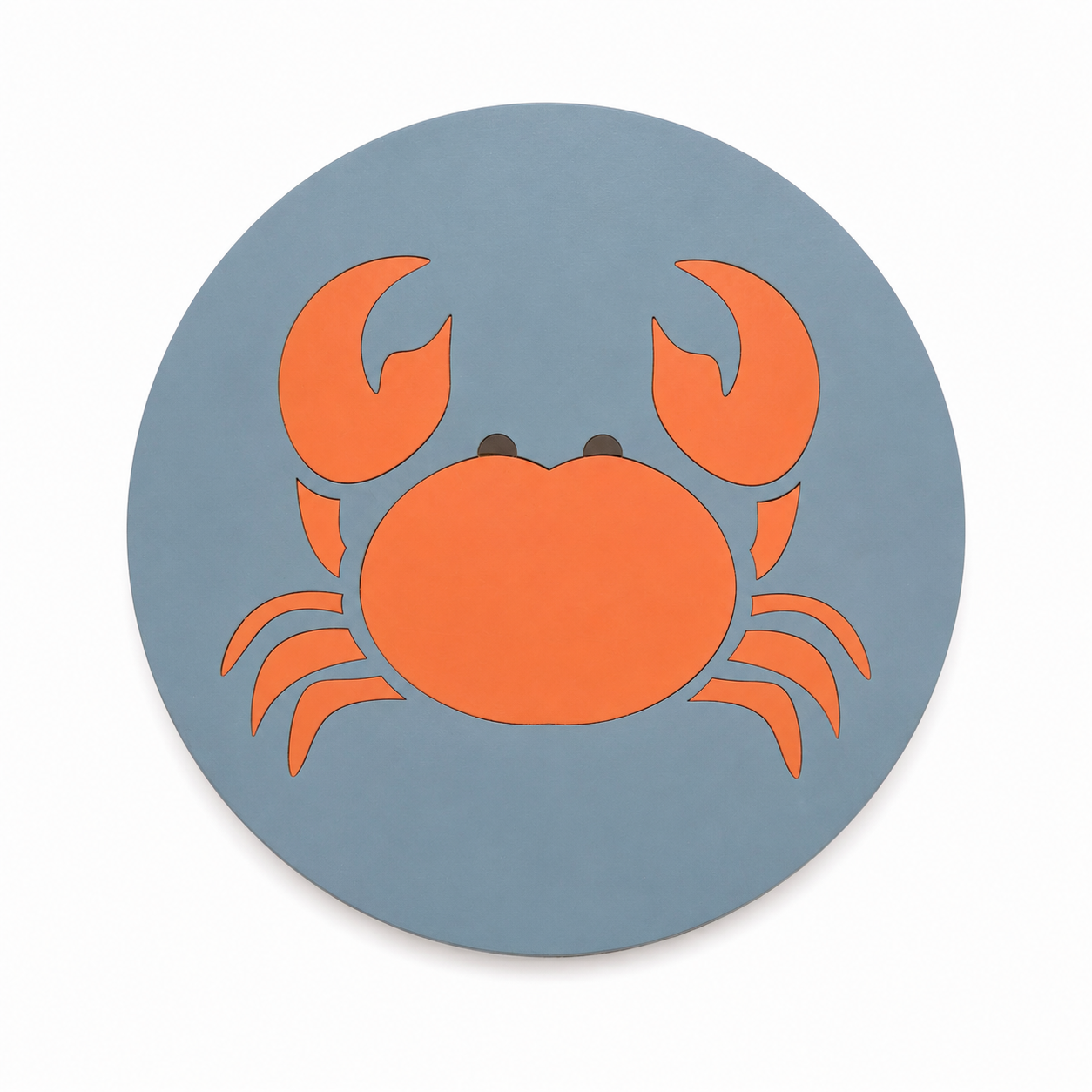 Assise en bois et linoléum motif crabe rouge sur fond bleu. Produit fabriqué par Hey Ben !, atelier d'ébénisterie à Loix sur l'île de ré