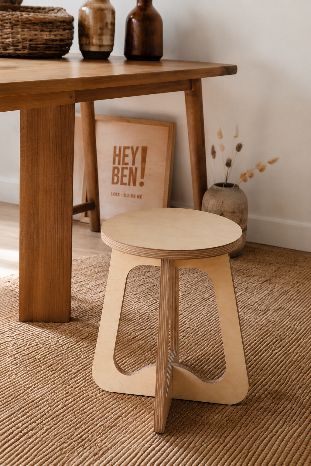 Tabouret, chevet ou guéridon en contreplaqué bouleau verni et ciré. Produit fabriqué par Hey Ben !, atelier d'ébénisterie à Loix sur l'île de ré