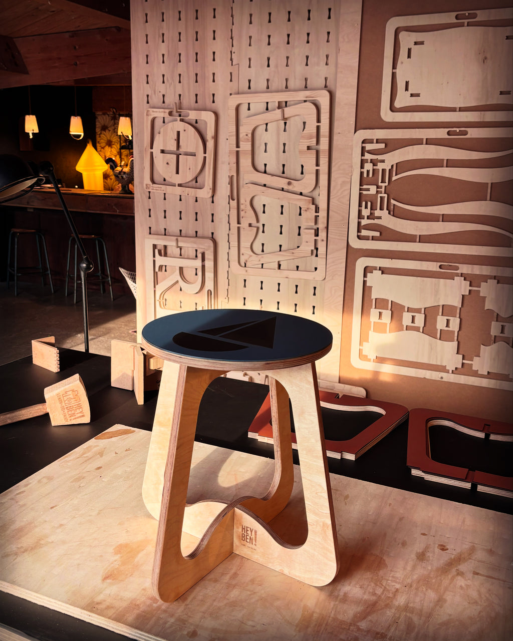Tabouret voilier fini dans l'atelier d'ébénisterie Hey Ben et Maison Benoît Maltier