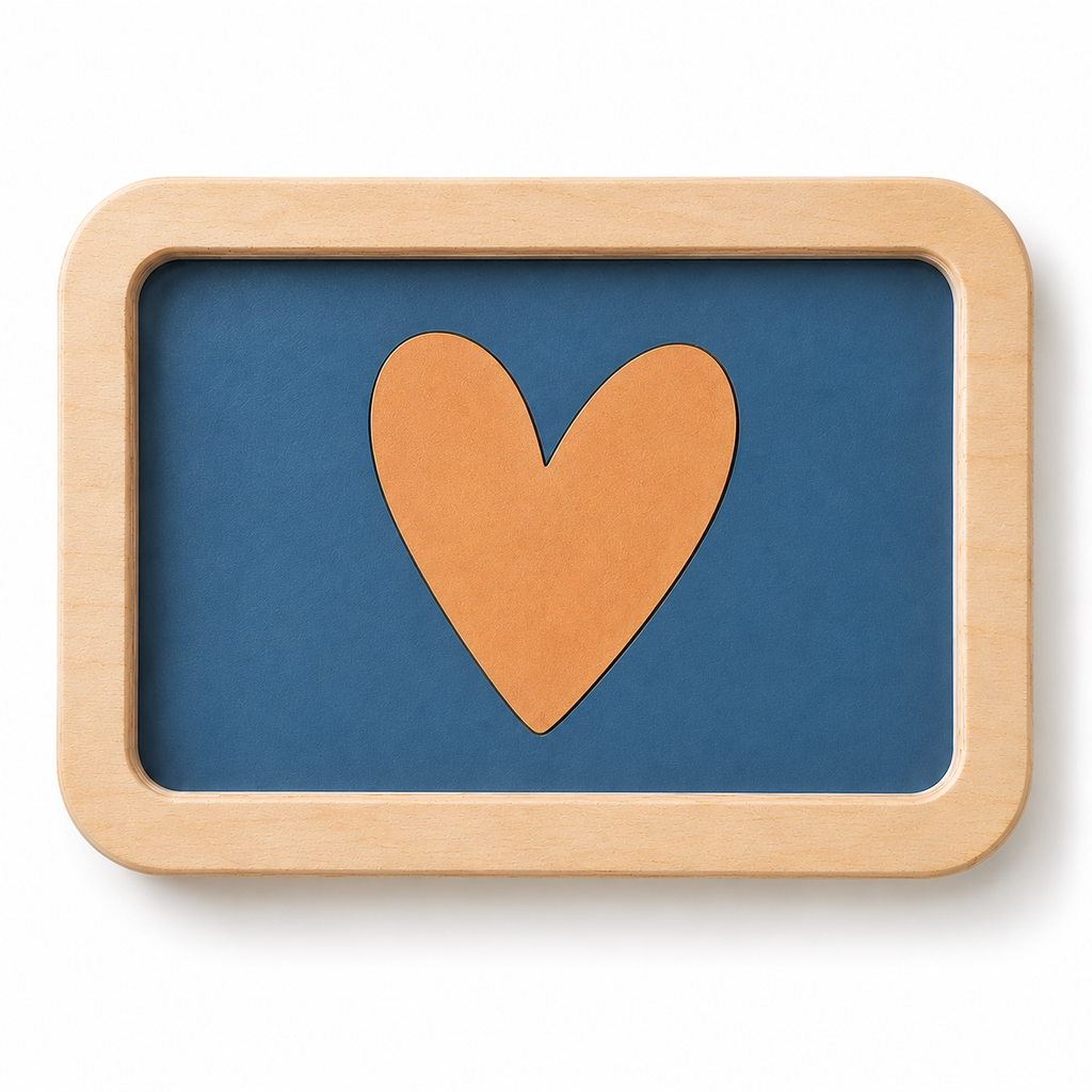 Vide-poche ou petit plateau en bois et linoléum motif coeur beige sur fond bleu. Produit fabriqué par Hey Ben !, atelier d'ébénisterie à Loix sur l'île de ré