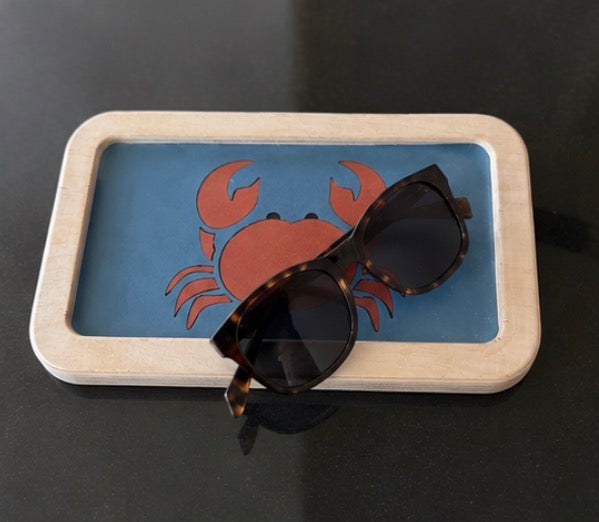 Vide-poche ou petit plateau en bois et linoléum motif crabe rouge sur fond bleu. Produit fabriqué par Hey Ben !, atelier d'ébénisterie à Loix sur l'île de ré