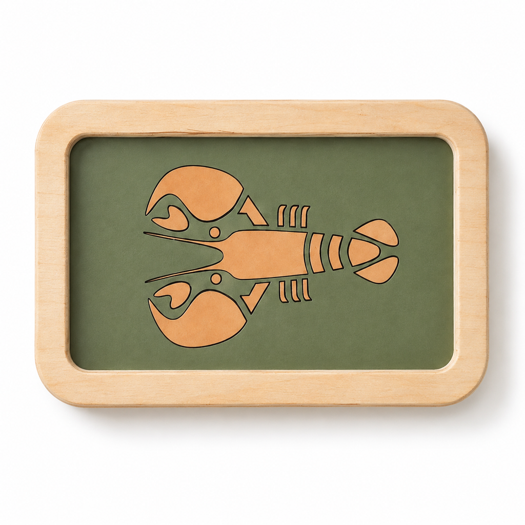 Vide-poche ou petit plateau en bois et linoléum motif homard beige sur fond vert sauge. Produit fabriqué par Hey Ben !, atelier d'ébénisterie à Loix sur l'île de ré
