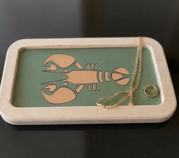 Vide-poche ou petit plateau en bois et linoléum motif homard beige sur fond vert sauge. Produit fabriqué par Hey Ben !, atelier d'ébénisterie à Loix sur l'île de ré