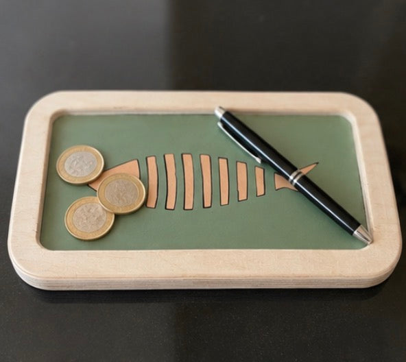 Vide-poche ou petit plateau en bois et linoléum motif poisson beige sur fond vert sauge. Produit fabriqué par Hey Ben !, atelier d'ébénisterie à Loix sur l'île de ré