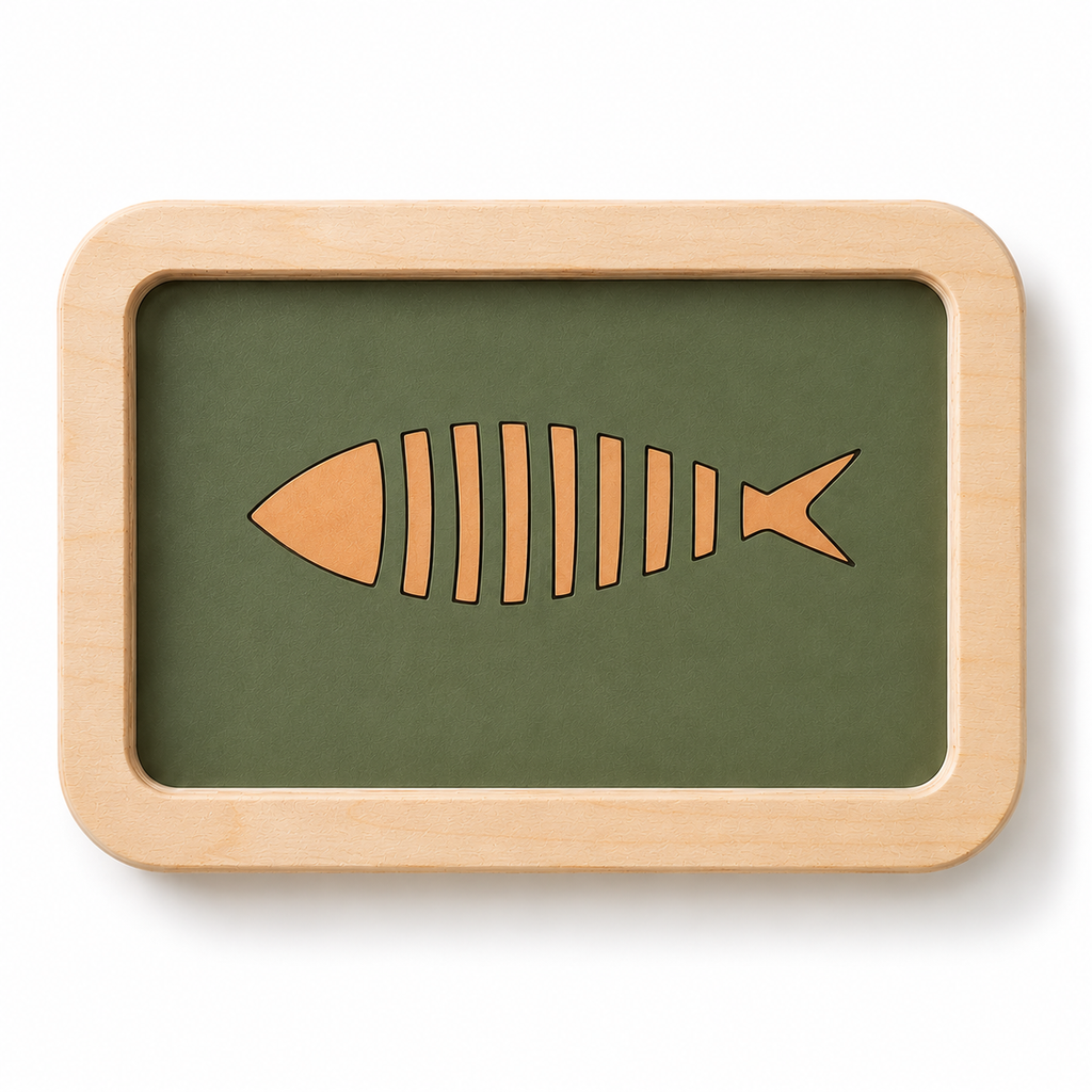 Vide-poche ou petit plateau en bois et linoléum motif poisson beige sur fond vert sauge. Produit fabriqué par Hey Ben !, atelier d'ébénisterie à Loix sur l'île de ré