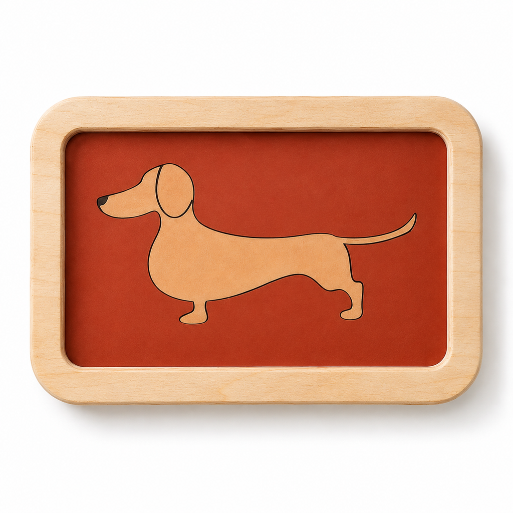Vide-poche ou petit plateau en bois et linoléum motif teckel beige sur fond rouge. Produit fabriqué par Hey Ben !, atelier d'ébénisterie à Loix sur l'île de ré