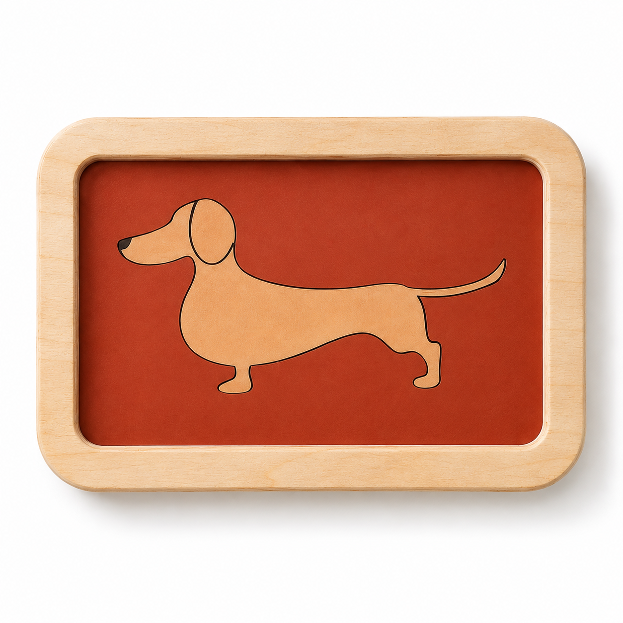 Vide-poche ou petit plateau en bois et linoléum motif teckel beige sur fond rouge. Produit fabriqué par Hey Ben !, atelier d'ébénisterie à Loix sur l'île de ré