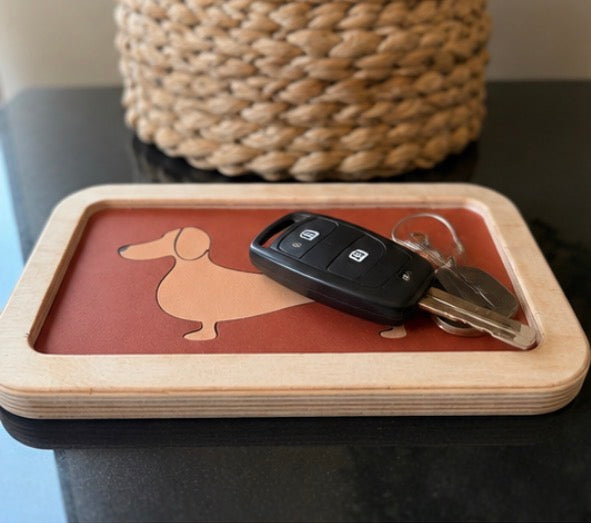 Vide-poche ou petit plateau en bois et linoléum motif teckel beige sur fond rouge. Produit fabriqué par Hey Ben !, atelier d'ébénisterie à Loix sur l'île de ré